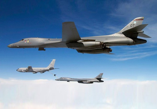 Lầu Năm Góc cho biết hai chiếc oanh tạc cơ B-1B Lancer này thuộc biên chế Phi đoàn ném bom viễn chinh số 37, được triển khai từ căn cứ không quân Ellsworth, bang Nam Dakota, tới đảo Guam.