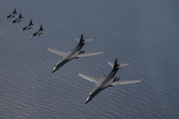 170 binh sĩ không quân cũng được điều chuyển từ căn cứ Ellsworth đến Guam để bảo đảm kỹ thuật cho hai chiếc B-1B.