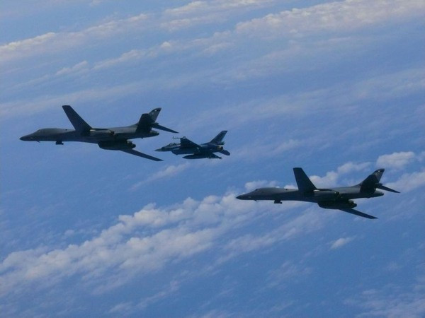 Tùy từng điều kiện hoạt động, cánh của B-1B Lancer có khả năng duỗi thẳng hoặc xếp chéo, giúp máy bay trở nên linh hoạt hơn trong tác chiến.