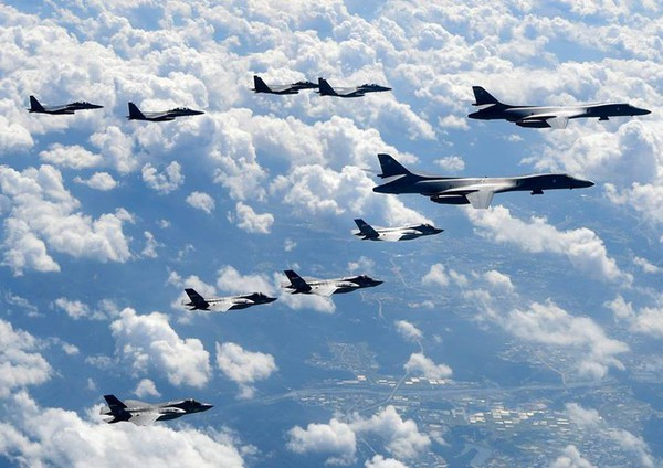 Hai nhóm tàu sân bay USS Nimitz và USS Ronald Reagan cùng 12.000 binh sĩ đang phối hợp tiến hành các đợt diễn tập phòng không chiến thuật trên Biển Đông, nhằm bảo đảm năng lực chiến đấu và khả năng ứng phó với mọi tình huống khẩn cấp.