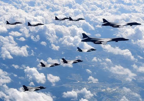 Hai nhóm tàu sân bay USS Nimitz và USS Ronald Reagan cùng 12.000 binh sĩ đang phối hợp tiến hành các đợt diễn tập phòng không chiến thuật trên Biển Đông, nhằm bảo đảm năng lực chiến đấu và khả năng ứng phó với mọi tình huống khẩn cấp.