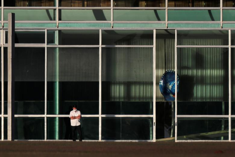 "Mọi người đều biết rằng một bộ phận đáng kể người dân sẽ bị lây nhiễm COVID-19, không sớm thì muộn. Với tôi, kết quả là dương tính", ông Bolsonaro thông báo trên truyền hình.