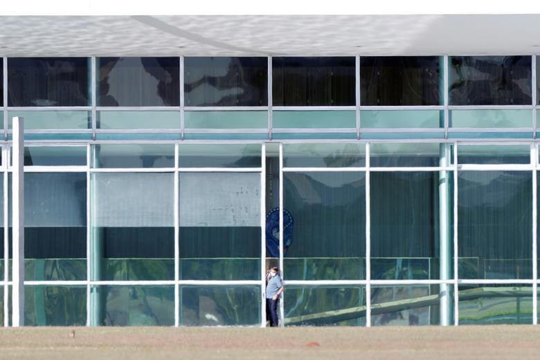 Đến ngày 15/7, Tổng thống Jair Bolsonaro cho biết ông vẫn xét nghiệm dương tính với SARS-CoV-2.