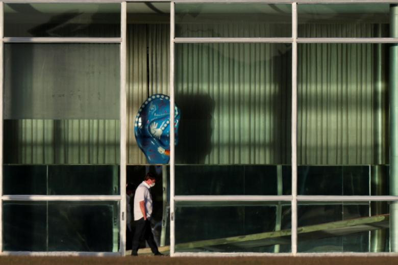 Ông Bolsonaro buộc phải phải hủy chuyến đi đến bang Piauí cũng như chuyển mọi cuộc họp hành sang hình thức trực tuyến để ký các văn bản chính thức.