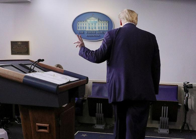 Tổng thống Trump rời đi sau khi phát biểu tại một cuộc họp báo về tình hình dịch COVID-19, tại Nhà Trắng, Washington, ngày 22/7.
