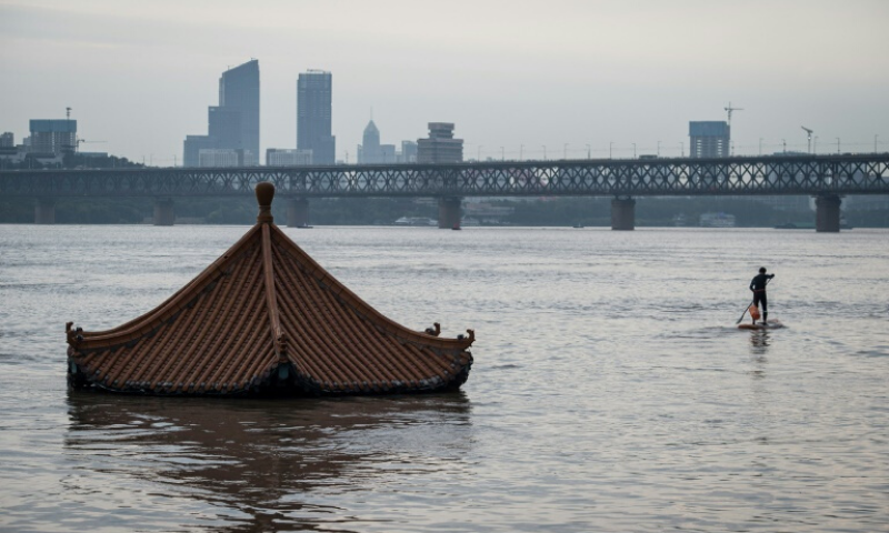 Đa số những con sông trên nằm trong vùng lưu vực khổng lồ của sông Trường Giang, chảy từ phía tây sang đông - là vùng đường thủy dài nhất, quan trọng nhất Trung Quốc và có mật độ dân cư đông đúc, kết nối các đô thị công nghiệp lớn.