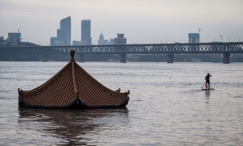 Đa số những con sông trên nằm trong vùng lưu vực khổng lồ của sông Trường Giang, chảy từ phía tây sang đông - là vùng đường thủy dài nhất, quan trọng nhất Trung Quốc và có mật độ dân cư đông đúc, kết nối các đô thị công nghiệp lớn.