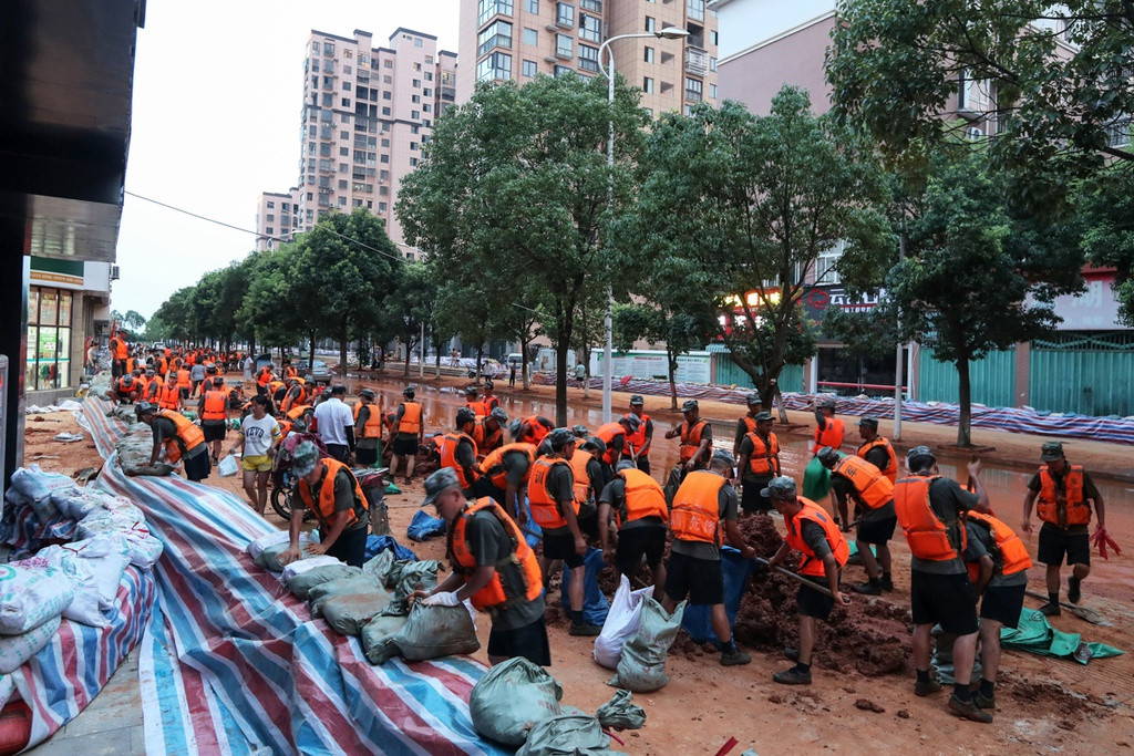 Cùng ngày, Trung Quốc nâng mức cảnh báo mưa lũ lên cấp 2, mức cao thứ 2 trong thang 4 cấp. Lũ lụt thường xảy ra vào mùa hè ở Trung Quốc, nhưng năm nay, mưa lũ đến sớm và có cường độ bất thường. Những tuần qua, lượng mưa trung bình ở lưu vực sông Trường Giang cao kỷ lục kể từ năm 1961.