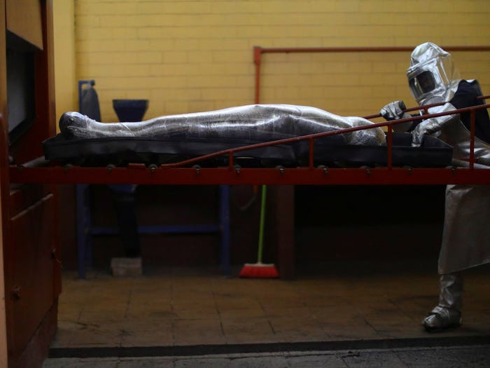 Thi thể của một người tử vong vì COVID-19 tại nhà hỏa táng ở Nezahualcoyotl, Mexico City, ngày 19/5.