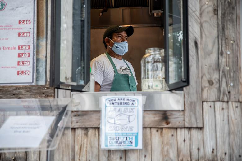 Texas đã ghi nhận số ca nhiễm tăng đột biến, hơn 6.000 ca trong ngày 22/6. “Lệnh tạm thời dừng mở cửa trở lại hoạt động kinh tế sẽ giúp chính quyền bang ngăn chặn hiệu quả tình hình lây lan của dịch bệnh”, Thống đốc Abbott cho hay. Ảnh: Reuters.