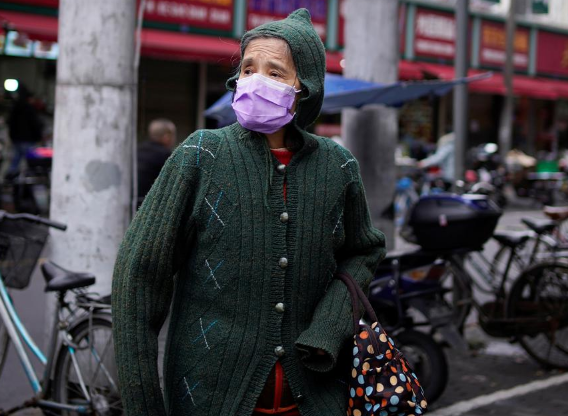 Cơ quan phòng chống dịch tại An Tân cho biết, mỗi gia đình chỉ được phép cho một người ra ngoài một lần mỗi ngày để mua nhu yếu phẩm như thực phẩm và thuốc men. Ảnh: Reuters.