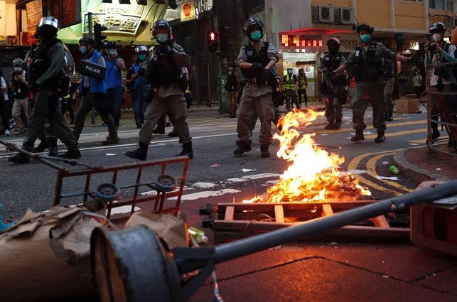 Người biểu tình đốt lửa trên đường phố Hong Kong ngày 1/7.