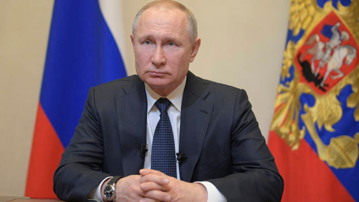 "Tôi hoàn toàn chắc chắn rằng chúng ta đang làm điều đúng đắn khi thông qua những thay đổi mới trong nội dung Hiến pháp. Chúng sẽ giúp củng cố tính đoàn kết quốc gia của chúng ta cũng như tạo điều kiện phát triển tiến bộ cho đất nước trong nhiều thập niên tới", TASS dẫn lời Tổng thống Putin. Ảnh: FT.