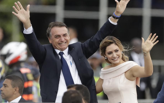 Tuy nhiên, những "rào cản" đó không ngăn hai người đến với nhau. Đám cưới của ông Jair Bolsonaro và người vợ trẻ xinh đẹp, Michelle, diễn ra ấm cúng với sự tham dự của 150 khách mời vào ngày 21/3/2013. Ảnh: Forbes.