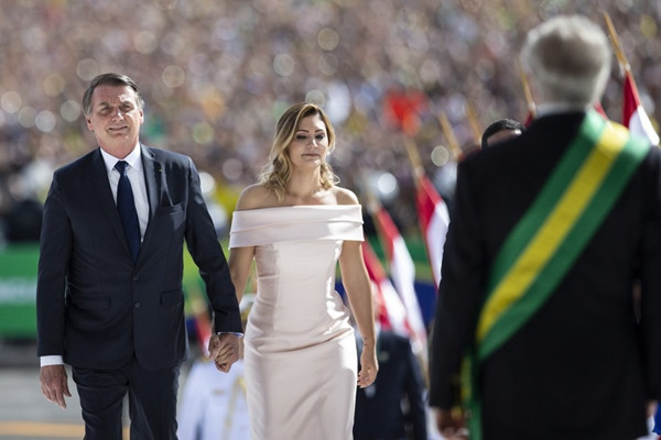 Bà là Thư ký tại Hạ viện Brazil, nơi bà gặp chồng tương lai (Tổng thống Jair Bolsonaro), trong khoảng thời gian 2004-2008.