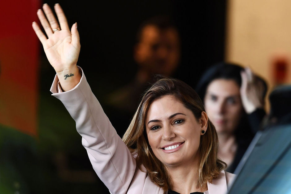 Thời điểm đó, bà Michelle 25 tuổi và là một bà mẹ đơn thân có một cô con gái nhỏ, còn ông Jair Bolsonaro 52 tuổi đã trải qua hai đời vợ.