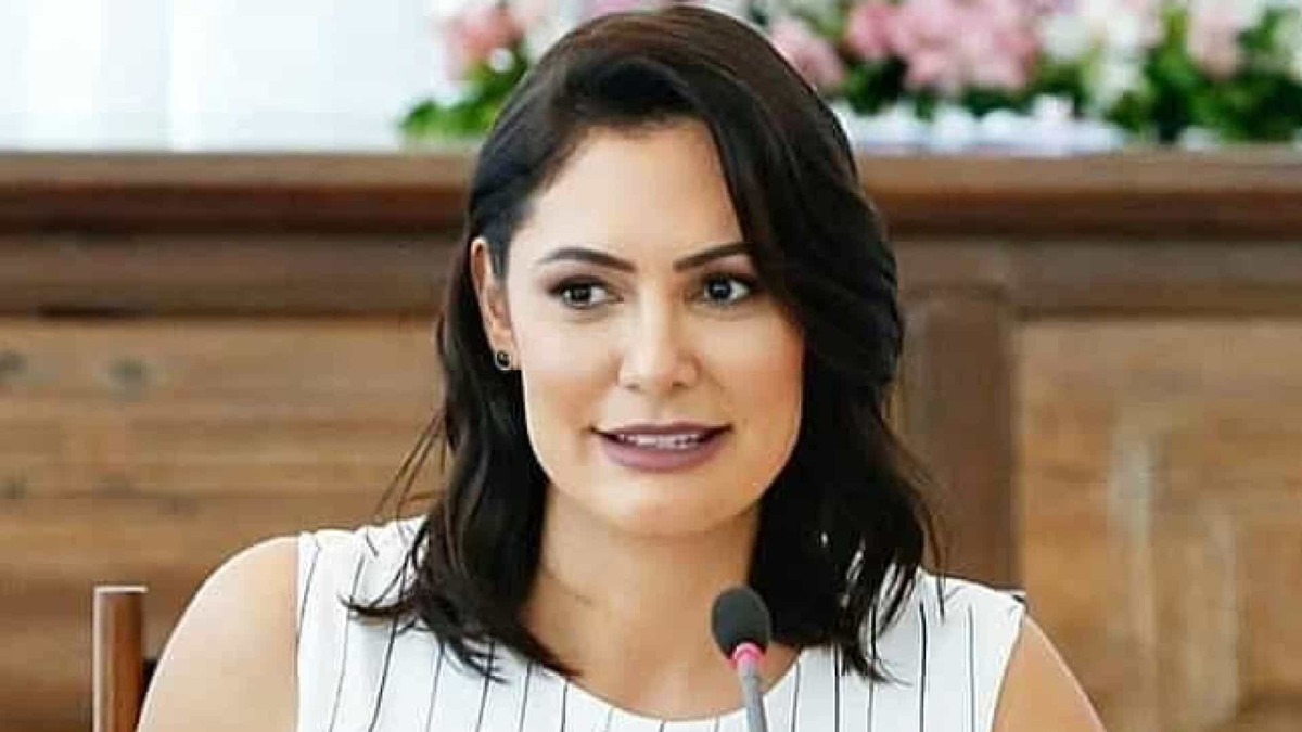 Đệ nhất phu nhân Michelle Bolsonaro sinh ngày 22/3/1982 tại Ceilândia, Brazil. Chắc hẳn ít ai biết rằng, bà từng làm nhân viên bán hàng trong một cửa hàng quần áo và nhân viên thu ngân trong siêu thị trước khi trở thành Thư ký Quốc hội. Ảnh: NM.