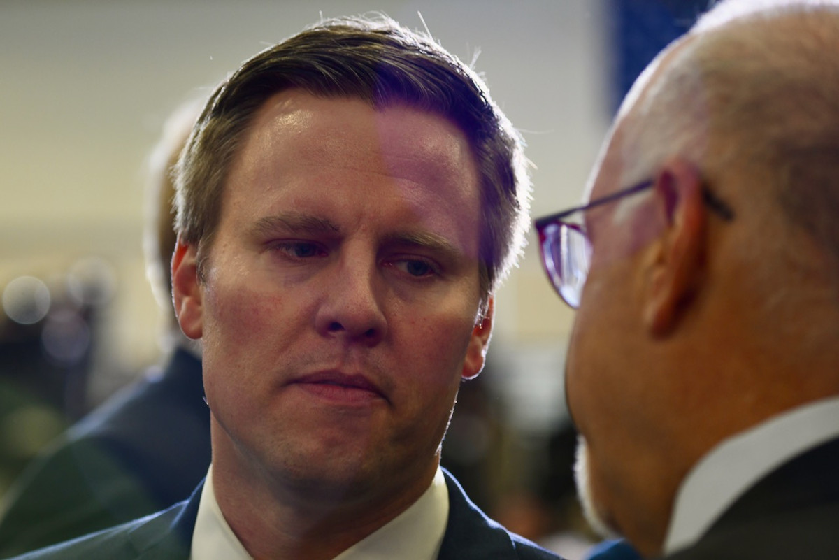 Ông bắt đầu sự nghiệp chính trị khi làm việc cho chiến dịch tranh cử vào Thượng viện của Anthony Bucco năm 1997 và của Bob Franks vào năm 2000. Ảnh: NJG.