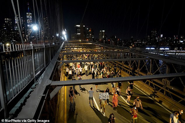 Trong khi đó, nhiều khu vực của Manhattan, bắt đầu trở nên giống với một "thị trấn ma" kể từ khi 500.000 cư dân thuộc tầng lớp thượng lưu, giàu có "tháo chạy" khỏi New York giữa lúc dịch COVID-19 bùng phát vào tháng 3/2020. Được biết, bang New York là nơi có số người tử vong vì COVID-19 cao nhất nước Mỹ, với hơn 24.000 người chết. Ảnh: Getty.