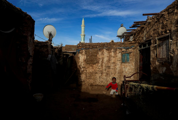 Thợ gốm Mutasim al-Jeiry, 50 tuổi, có xưởng gốm riêng trong một khu vực được gọi là "Làng nghề gốm" ở Alqamayir, Omdurman. "Con đập sẽ giúp ổn định sông Nile và chúng ta sẽ ít bị ngập lụt hơn. Nhưng mặt khác, chúng ta sẽ có ít đất sét và nước hơn. Người nông dân, thợ làm gạch và thợ gốm sẽ bị ảnh hưởng nghiêm trọng", Mutasim nói.