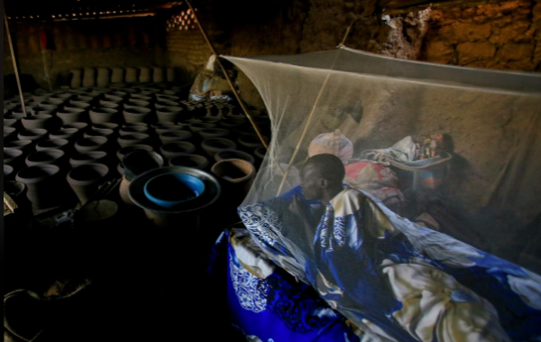 Peter Majak, một thợ làm gốm, nằm nghỉ trong nhà máy gốm truyền thống gần bờ sông Nile ở Alqamayir ngày 17/2. Mời độc giả xem thêm video: Đập thủy điện ở Lào vỡ do xây dựng không đạt tiêu chuẩn (Nguồn video: VTC14)