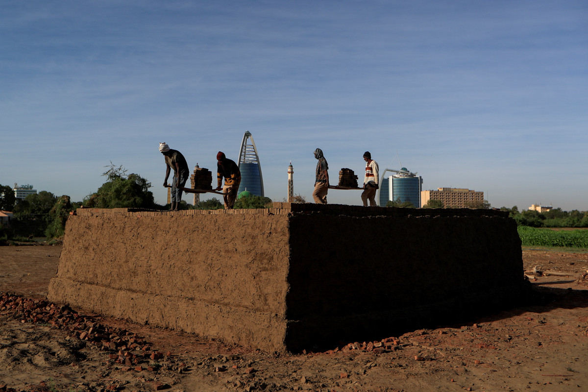 Thợ gạch Mohamed Ahmed al-Ameen cùng những người khác chuẩn bị cho gạch vào lò nung trên đảo Tuti.
