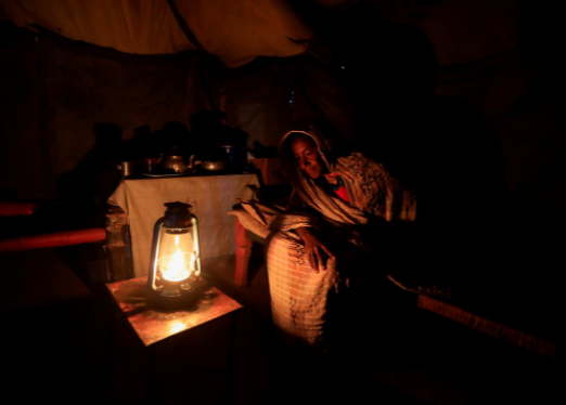 Tuy nhiên, những người dân từng phải di dời do lũ lụt vào mùa hè năm ngoái lại nhìn thấy lợi ích khi con đập Đại Phục Hưng được xây dựng. Ảnh: Manal, một người dân phải sơ tán khi nước sông Nile tràn bờ năm ngoái, trong túp lều của cô tại Wad Ramli tháng 2/2020.