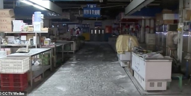 Đợt phun khử trùng cuối cùng sẽ được thực hiện sau khi toàn bộ số thực phẩm trong chợ nông sản này được loại bỏ. Ảnh: CCTV.