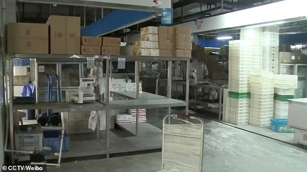 Theo Daily Mail ngày 2/7, những cảnh quay của đài CCTV mới đây lần đầu tiên tiết lộ bên trong Tân Phát Địa kể từ khi "ổ dịch" COVID-19 bùng phát tại khu chợ này vào giữa tháng 6. Ảnh: CCTV.