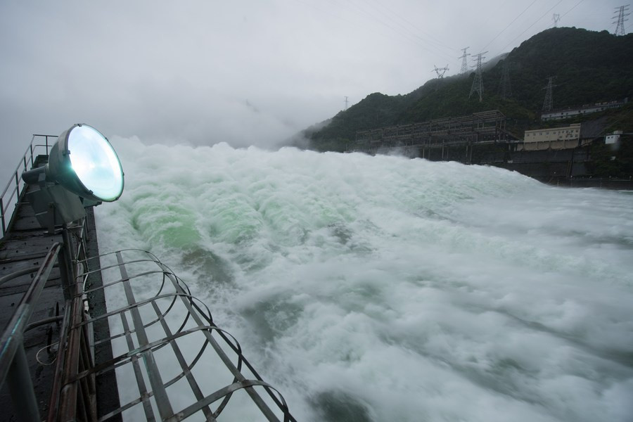 Hồ thủy điện Tân An Giang được xây dựng vào năm 1959, từ đó đến nay con đập đã 7 lần mở cửa đập tràn để xả lũ, lần gần nhất nó mở cửa xả lũ là vào năm 2011. Ảnh: Tân Hoa Xã.