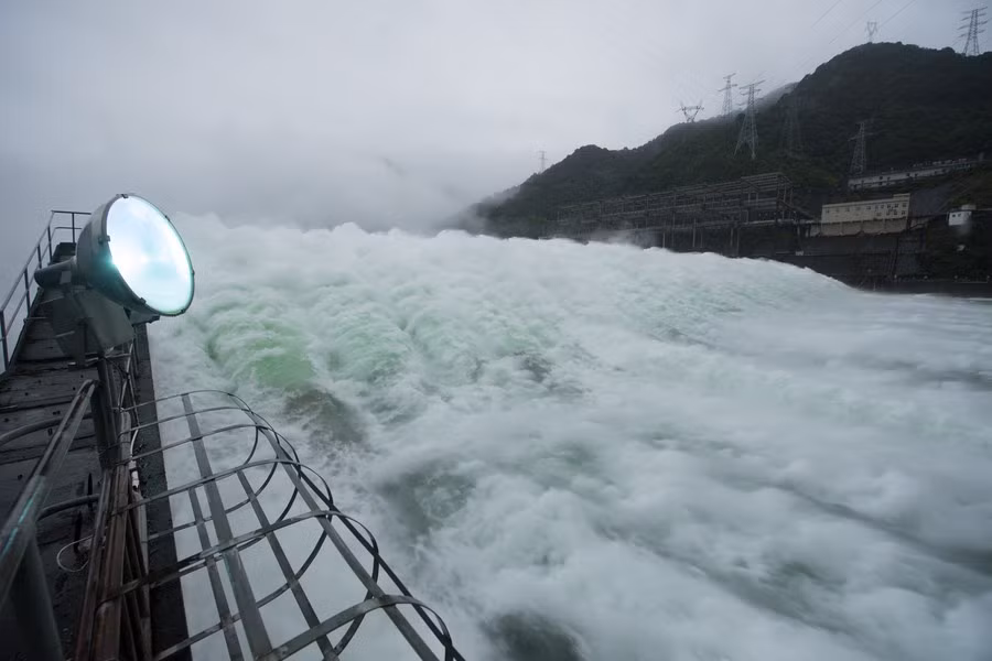 Hồ thủy điện Tân An Giang được xây dựng vào năm 1959, từ đó đến nay con đập đã 7 lần mở cửa đập tràn để xả lũ, lần gần nhất nó mở cửa xả lũ là vào năm 2011. Ảnh: Tân Hoa Xã.