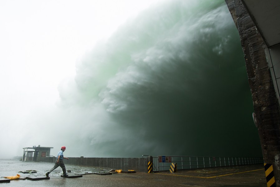 Dự báo thời tiết cho thấy mưa lớn sẽ kéo dài ở khu vực xung quanh hồ chứa trong 3 ngày tới kéo theo nguy cơ lũ lụt ngay cả khi nhà máy thủy điện chạy hết công suất, vì vậy chúng tôi đã quyết định mở cửa đập tràn để xả lũ, ông Zheng cho biết thêm. Ảnh: Tân Hoa Xã.