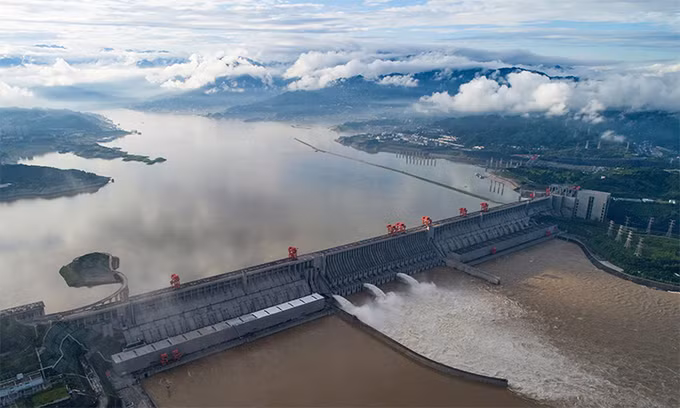 Công trình thủy điện đập Tam Hiệp bao gồm một con đập dài 2.309 m, cao 185 m nằm chắn ngang sông Dương Tử tại Tam Đẩu Bình, Nghi Xương, tỉnh Hồ Bắc, Trung Quốc. Chi phí xây dựng công trình này là hơn 30 tỉ USD, tính từ thời điểm khởi công năm 1994. Ảnh: AP. 