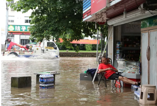 Cuộc sống của người dân ở Cù Châu, tỉnh Chiết Giang, cũng bị ảnh hưởng do mưa lũ. Ảnh: Reuters. Mời độc giả xem thêm video: Trung Quốc xả nước cứu đập Tam Hiệp, lo ngại sự cố vẫn còn (Nguồn video: VTC Now)