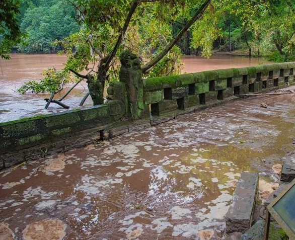 Con đường ở quận Kỳ Giang, thành phố Trùng Khánh, ngập trong bùn lầy hôm 1/7. Ảnh: News.cn.