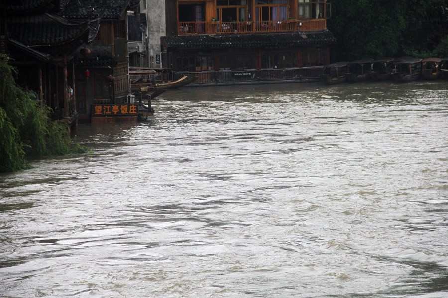 Canh Phuong Hoang co tran ngap trong bien nuoc duc ngau giua mua lu-Hinh-7