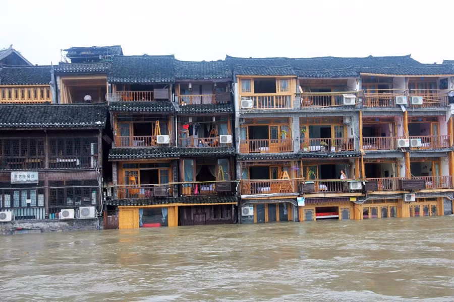 Nước tràn vào các ngôi nhà ven sông và đường phố, khiến các hoạt động sinh hoạt, tham quan, mua bán... đều bị gián đoạn.