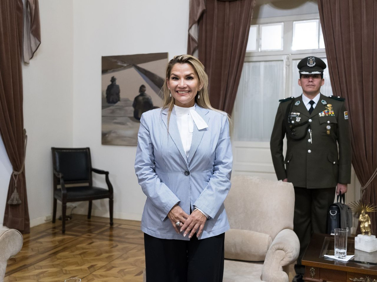 "Tôi ổn và vẫn tiếp tục điều hành đất nước trong thời gian cách ly. Chúng ta sẽ cùng nhau vượt qua điều này", bà Jeanine Anez viết trên mạng xã hội Twitter. Ảnh: WSJ.