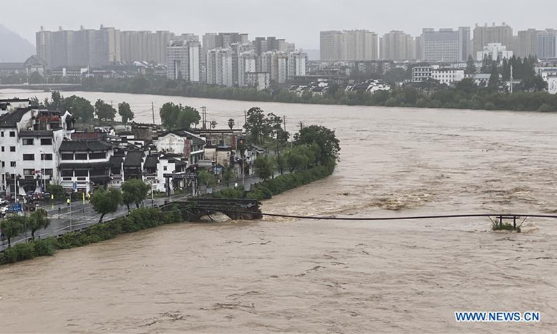 Phần thân cầu bị đứt đoạn và sau đó gần như toàn bộ cây cầu cổ đã sập. Ảnh: News.cn.