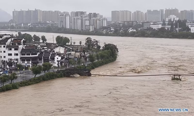 Phần thân cầu bị đứt đoạn và sau đó gần như toàn bộ cây cầu cổ đã sập. Ảnh: News.cn.