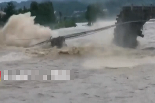 Trận lũ vừa qua đã phá hủy hơn 2/3 cây cầu. Tuy nhiên, cầu Lạc Thành chỉ là một trong nhiều cây cầu bị nước lũ cuốn trôi, phá hủy ở Trung Quốc những ngày qua. Ảnh chụp màn hình.