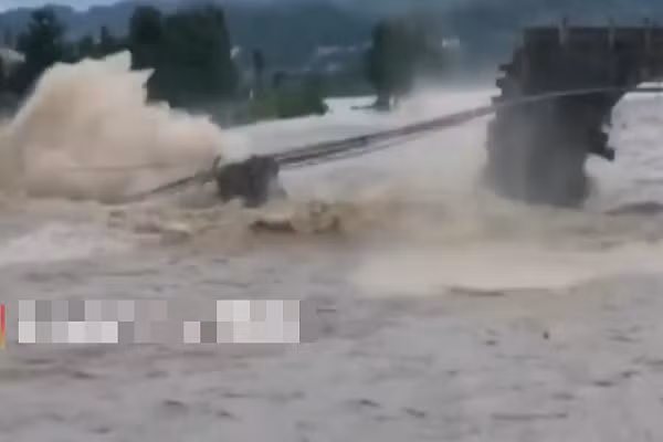 Trận lũ vừa qua đã phá hủy hơn 2/3 cây cầu. Tuy nhiên, cầu Lạc Thành chỉ là một trong nhiều cây cầu bị nước lũ cuốn trôi, phá hủy ở Trung Quốc những ngày qua. Ảnh chụp màn hình.