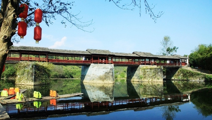 Cầu Thải Hồng là di tích lịch sử quốc gia, được coi là một trong những cây cầu cổ đẹp nhất Trung Quốc và là cây cầu cổ được thiết kế khoa học nhất. Ảnh: Cầu Thải Hồng trước khi bị nước lũ cuốn trôi một phần. Ảnh: Baidu. Mời độc giả xem thêm video: Lũ lụt, lở đất chôn vùi 40 người ở Trung Quốc (Nguồn video: VTC14)