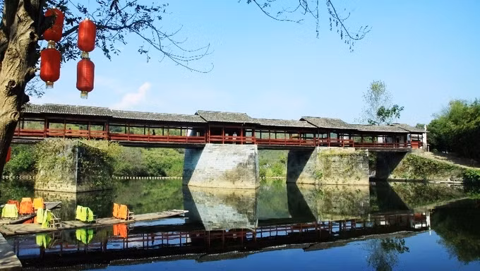 Cầu Thải Hồng là di tích lịch sử quốc gia, được coi là một trong những cây cầu cổ đẹp nhất Trung Quốc và là cây cầu cổ được thiết kế khoa học nhất. Ảnh: Cầu Thải Hồng trước khi bị nước lũ cuốn trôi một phần. Ảnh: Baidu. Mời độc giả xem thêm video: Lũ lụt, lở đất chôn vùi 40 người ở Trung Quốc (Nguồn video: VTC14)