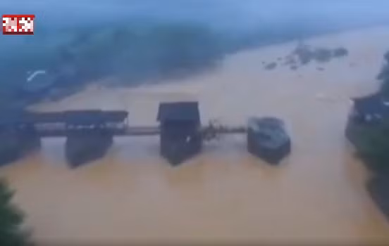 Cầu Thải Hồng, có nghĩa là "Cầu Vồng" trong tiếng Trung, được xây dựng thời nhà Tống vào thế kỷ thứ 12. Cầu dài 140 mét, rộng hơn 3 mét; chân cầu gồm 4 trụ đá. Chính quyền địa phương cho hay cầu sẽ được tu sửa sau khi nước rút. Ảnh chụp màn hình.