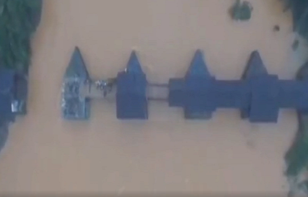 Ngày 8/7, lũ quét đã phá hủy và cuốn trôi một phần hành lang mái đình bằng gỗ của cây cầu Thải Hồng 800 năm tuổi ở Vụ Nguyên, tỉnh Giang Tây, Trung Quốc. Ảnh chụp màn hình.