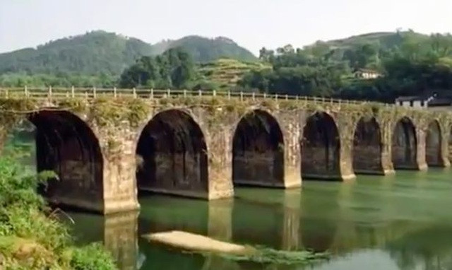 Được xây dựng từ thời nhà Minh, Lạc Thành là cây cầu cổ lớn thứ hai của tỉnh An Huy. Trước khi bị lũ cuốn trôi, cầu Lạc Thành dài khoảng 150m, rộng 6m và cao 9m. Ảnh: Twitter.