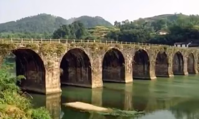 Được xây dựng từ thời nhà Minh, Lạc Thành là cây cầu cổ lớn thứ hai của tỉnh An Huy. Trước khi bị lũ cuốn trôi, cầu Lạc Thành dài khoảng 150m, rộng 6m và cao 9m. Ảnh: Twitter.