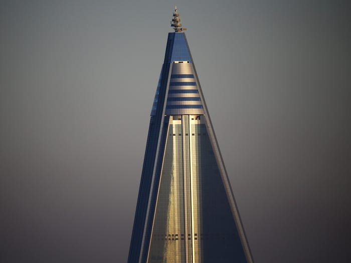 Phần đỉnh khách sạn Ryugyong trong bức ảnh chụp năm 2015.