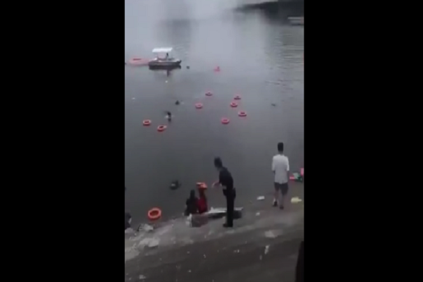 Trung Quoc: Xe buyt cho hoc sinh di thi dai hoc lao xuong ho